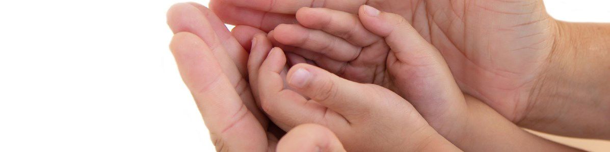 Fremstrakte hænder der holder et par barnehænder