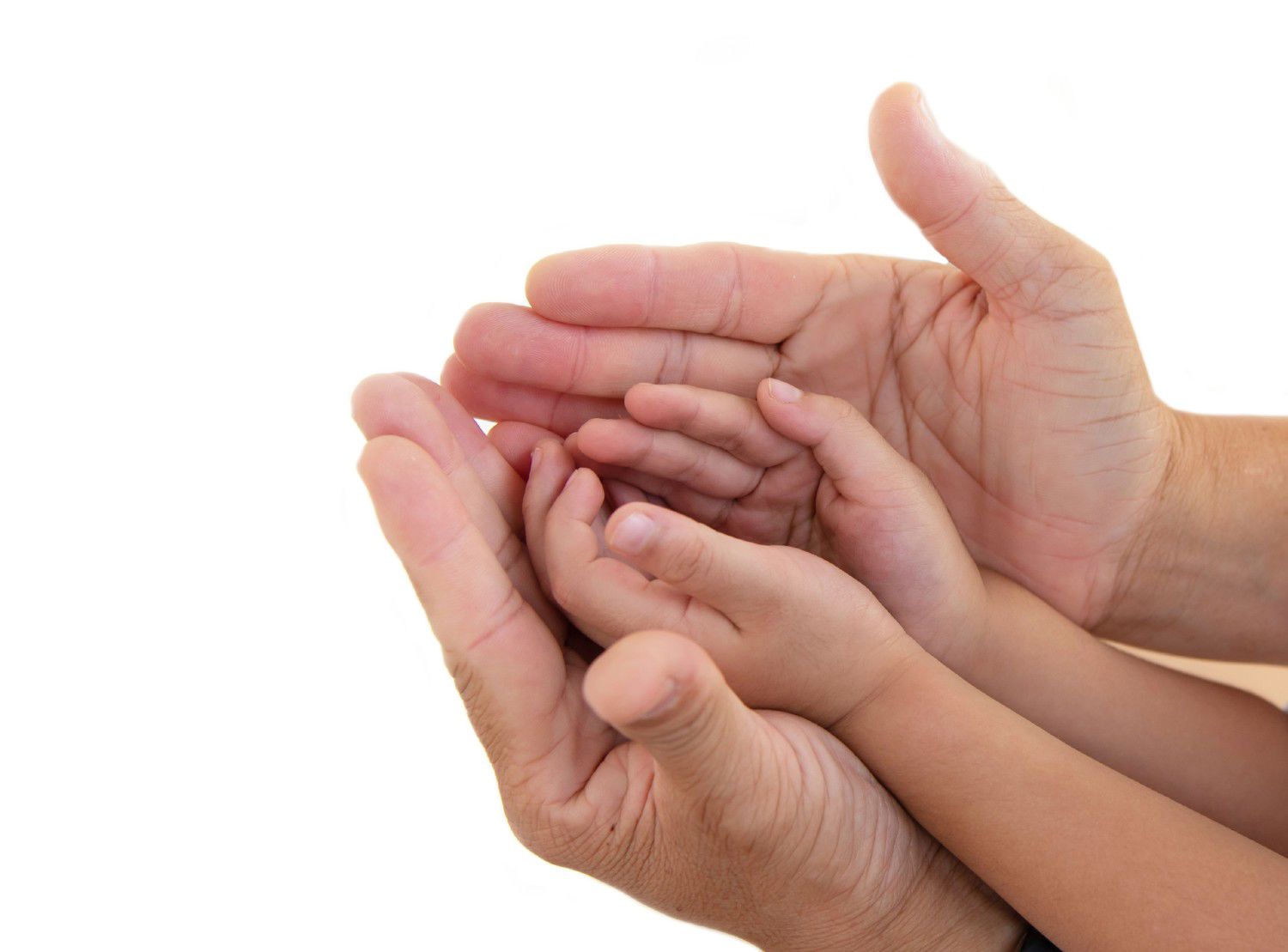 Forældrehænder der holder et par barnehænder