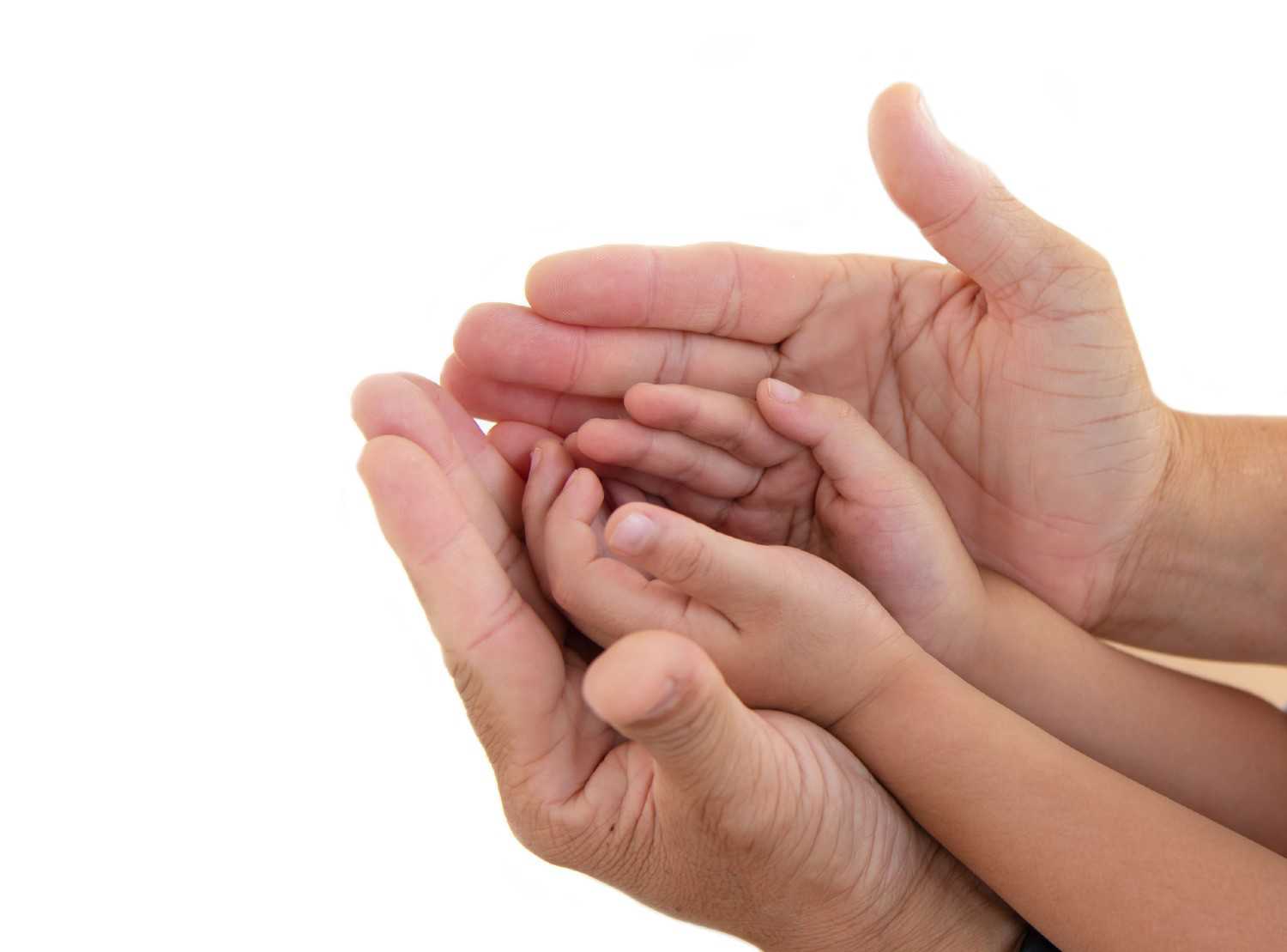 Forældrehænder der holder et par barnehænder