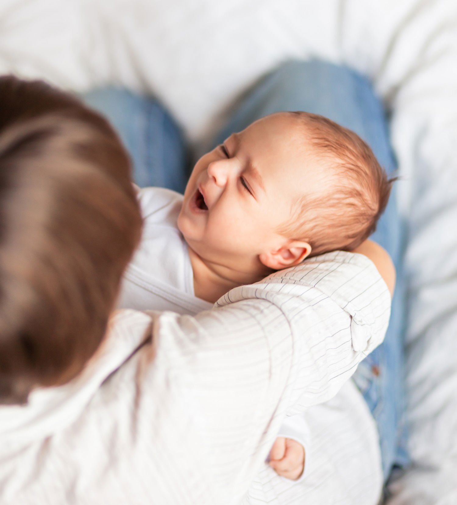 Utilpas barn i favn hos forældre