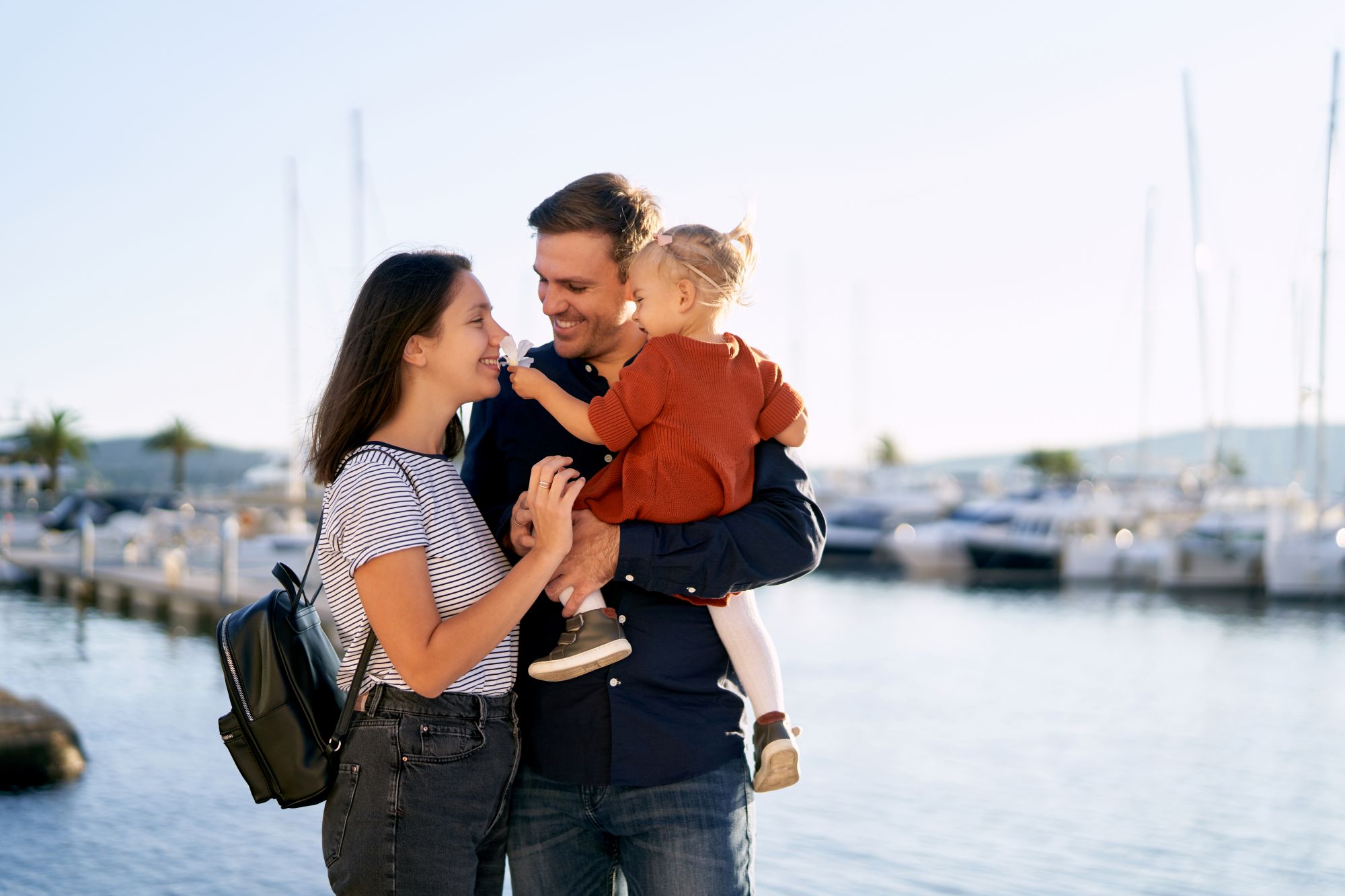 Forældrepar, hvor manden har sin datter på armen