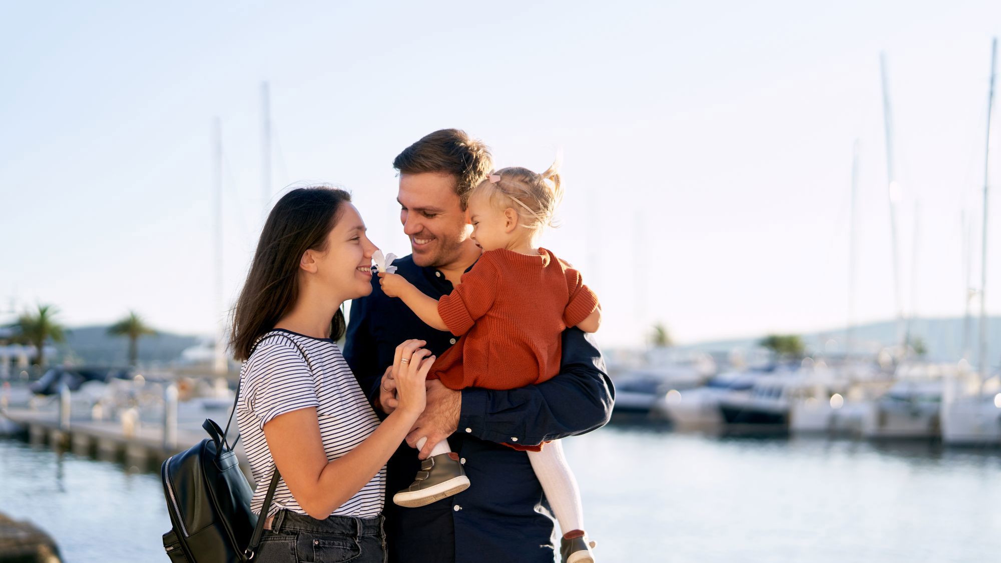 Forældrepar, hvor manden har sin datter på armen