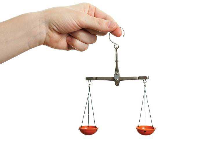 Hånd med vægt i balance